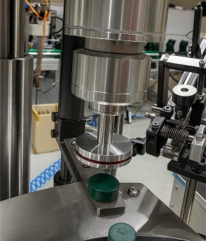 고체 탈취제 자동 캡핑기